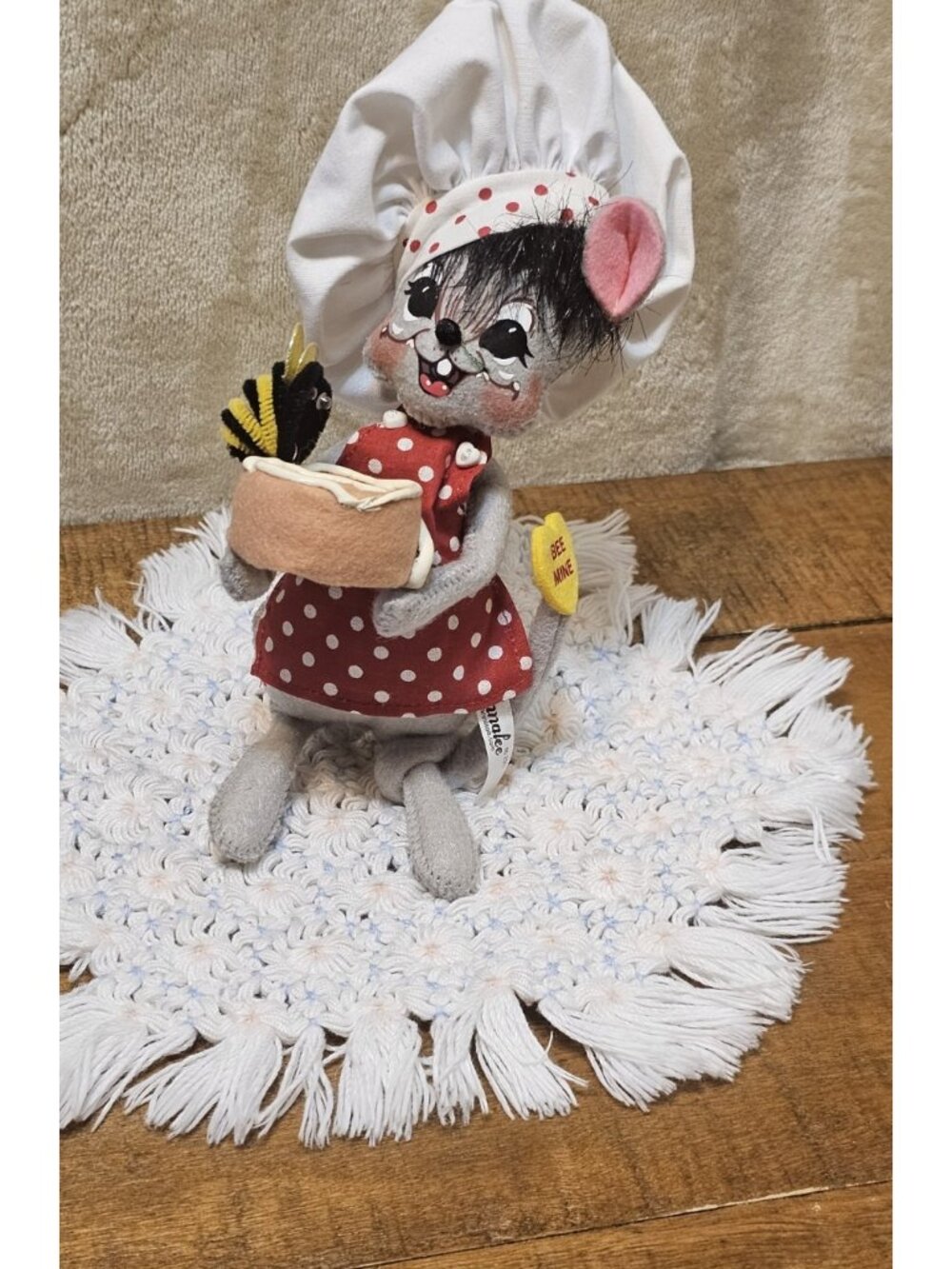 Annalee 2011 "Bee My Honeybun" Mouse Holding A Cake With A Bee On The Top 👩🍳